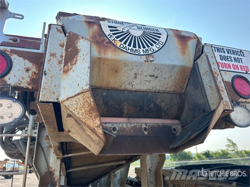 Mack Ultra XL 18 on Mack GU713 12x4 Stone Spreader Tru Stroje na výrobu betónových prefabrikátov