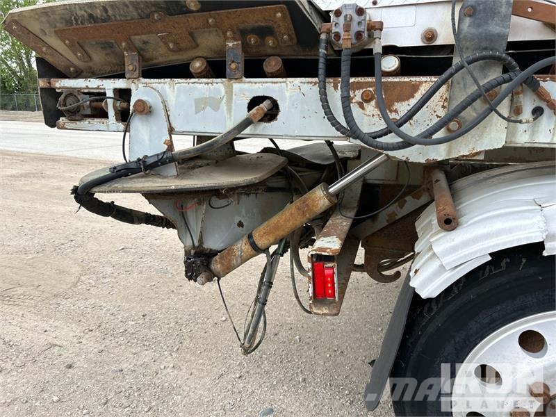 Mack Ultra XL 18 on Mack GU713 12x4 Stone Spreader Tru Stroje na výrobu betónových prefabrikátov