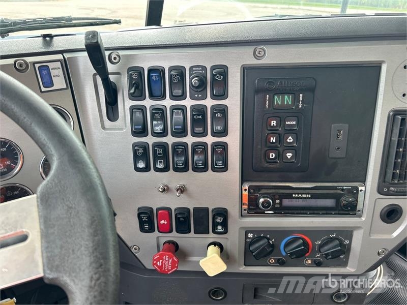 Mack Ultra XL 18 on Mack GU713 12x4 Stone Spreader Tru Stroje na výrobu betónových prefabrikátov