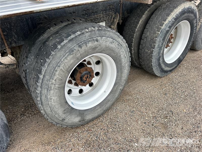 Mack Ultra XL 18 on Mack GU713 12x4 Stone Spreader Tru Stroje na výrobu betónových prefabrikátov