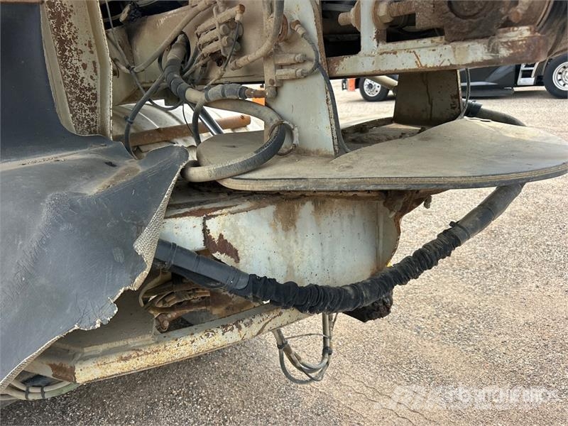 Mack Ultra XL 18 on Mack GU713 12x4 Stone Spreader Tru Stroje na výrobu betónových prefabrikátov