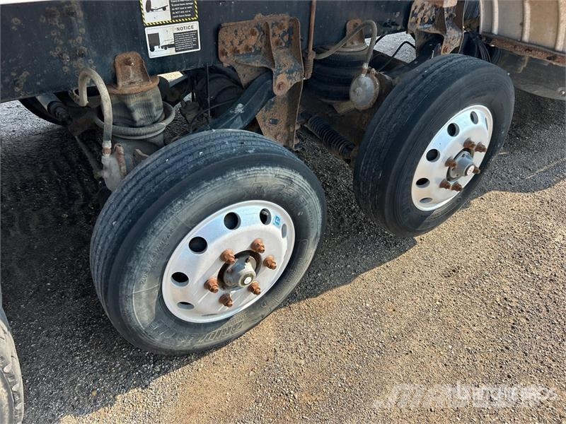Mack Ultra XL 18 on Mack GU713 12x4 Stone Spreader Tru Stroje na výrobu betónových prefabrikátov