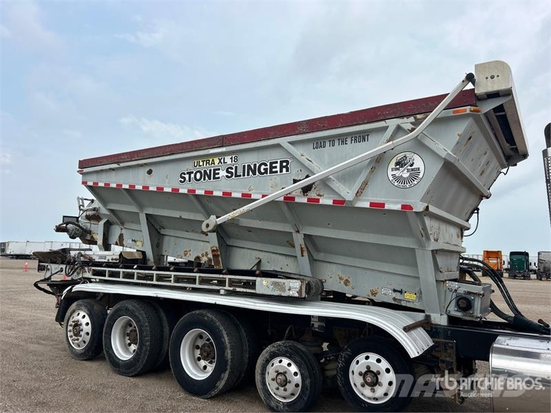 Mack Ultra XL 18 on Mack GU713 12x4 Stone Spreader Tru Stroje na výrobu betónových prefabrikátov