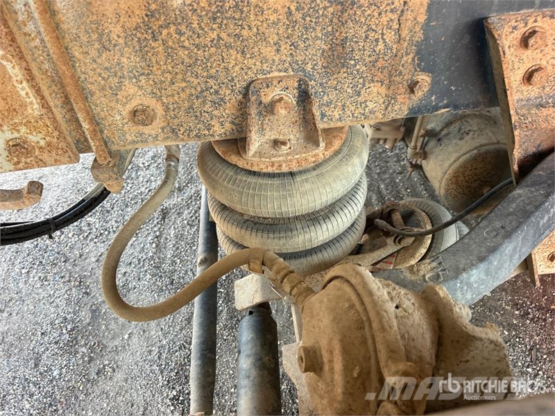 Mack Ultra XL 18 on Mack GU713 12x4 Stone Spreader Tru Stroje na výrobu betónových prefabrikátov