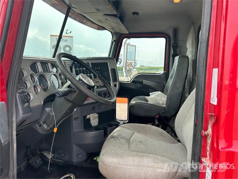 Mack Ultra XL 18 on Mack GU713 12x4 Stone Spreader Tru Stroje na výrobu betónových prefabrikátov