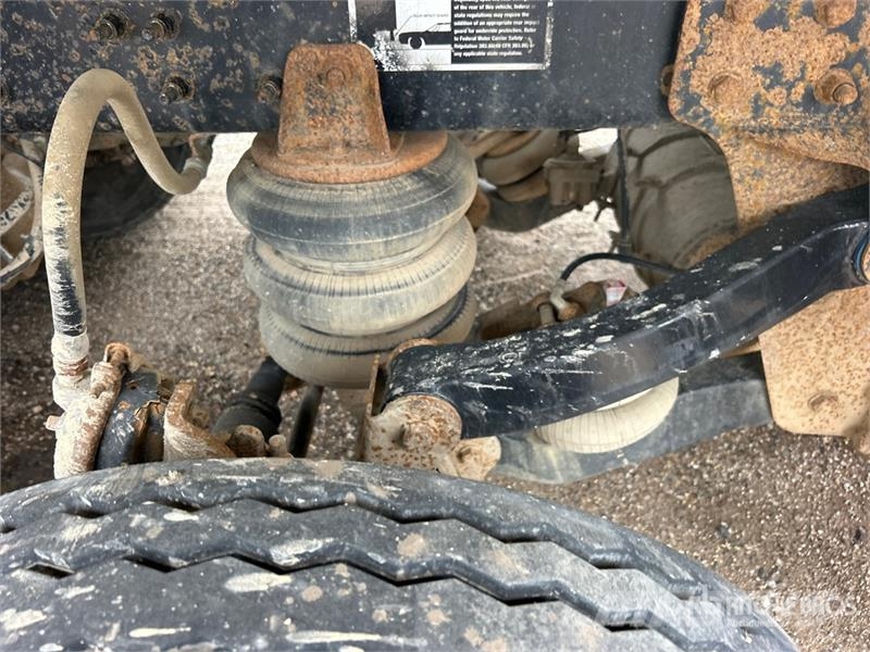 Mack Ultra XL 18 on Mack GU713 12x4 Stone Spreader Tru Stroje na výrobu betónových prefabrikátov