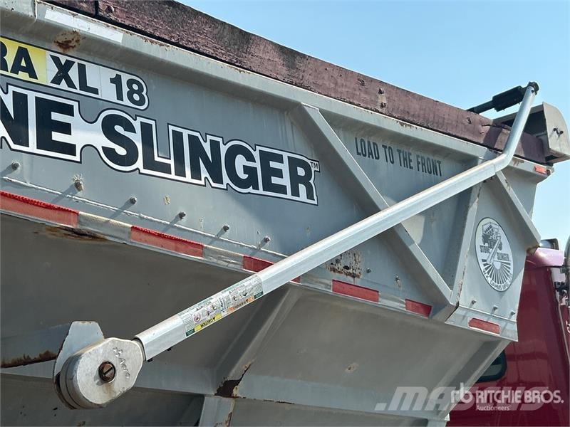 Mack Ultra XL 18 on Mack GU713 12x4 Stone Spreader Tru Stroje na výrobu betónových prefabrikátov