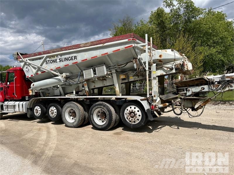Mack Ultra XL 18 on Mack GU713 12x4 Stone Spreader Tru Stroje na výrobu betónových prefabrikátov