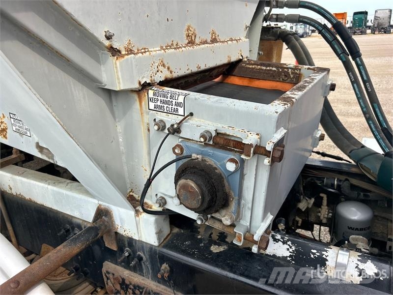 Mack Ultra XL 18 on Mack GU713 12x4 Stone Spreader Tru Stroje na výrobu betónových prefabrikátov