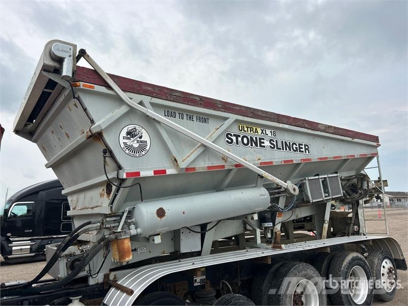 Mack Ultra XL 18 on Mack GU713 12x4 Stone Spreader Tru Stroje na výrobu betónových prefabrikátov