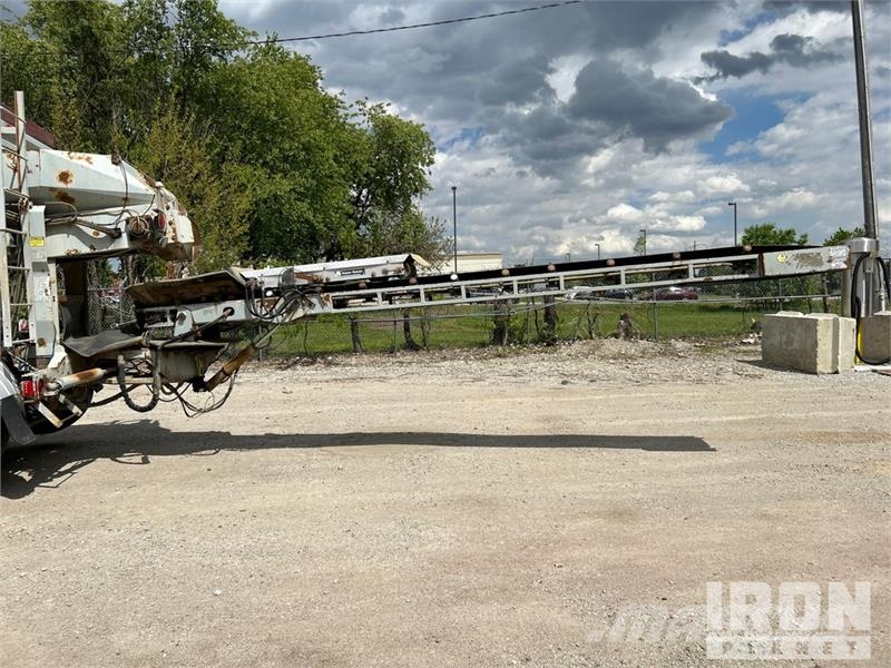 Mack Ultra XL 18 on Mack GU713 12x4 Stone Spreader Tru Stroje na výrobu betónových prefabrikátov