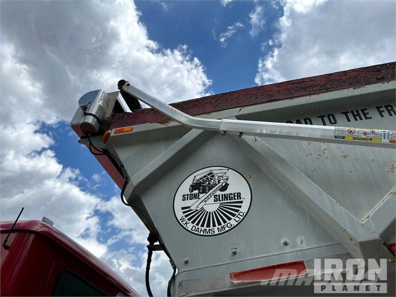 Mack Ultra XL 18 on Mack GU713 12x4 Stone Spreader Tru Stroje na výrobu betónových prefabrikátov