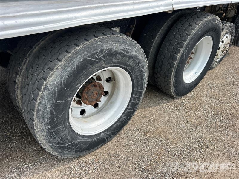 Mack Ultra XL 18 on Mack GU713 12x4 Stone Spreader Tru Stroje na výrobu betónových prefabrikátov