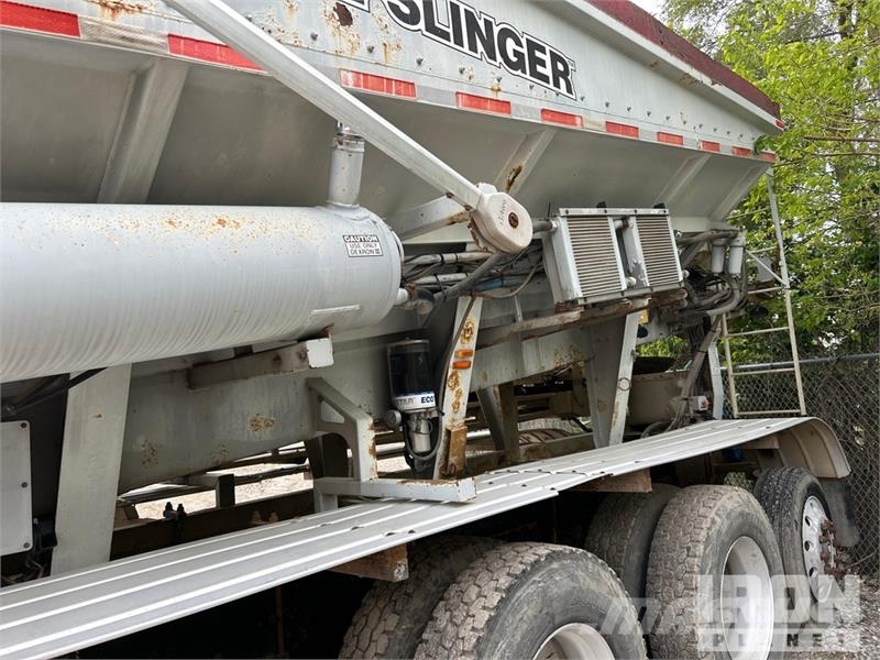 Mack Ultra XL 18 on Mack GU713 12x4 Stone Spreader Tru Stroje na výrobu betónových prefabrikátov