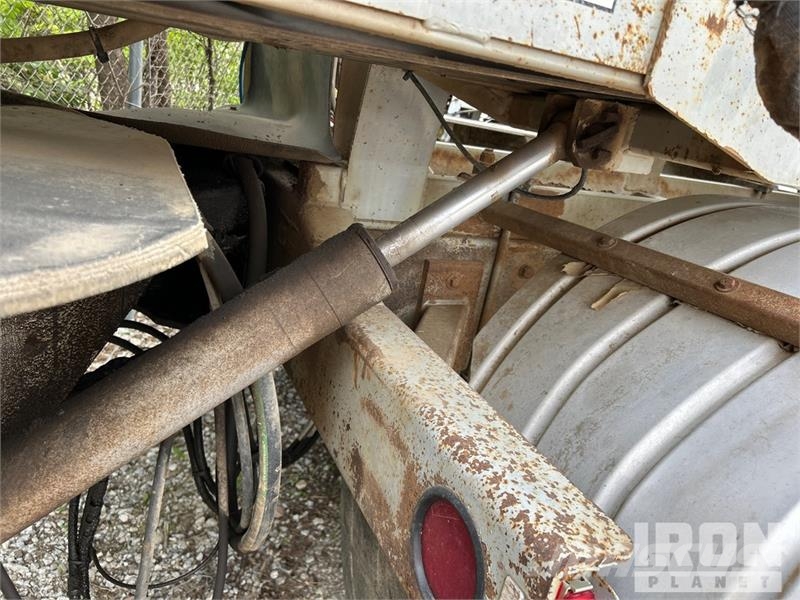 Mack Ultra XL 18 on Mack GU713 12x4 Stone Spreader Tru Stroje na výrobu betónových prefabrikátov