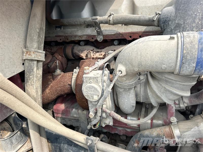 Mack Ultra XL 18 on Mack GU713 12x4 Stone Spreader Tru Stroje na výrobu betónových prefabrikátov