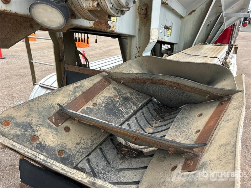 Mack Ultra XL 18 on Mack GU713 12x4 Stone Spreader Tru Stroje na výrobu betónových prefabrikátov
