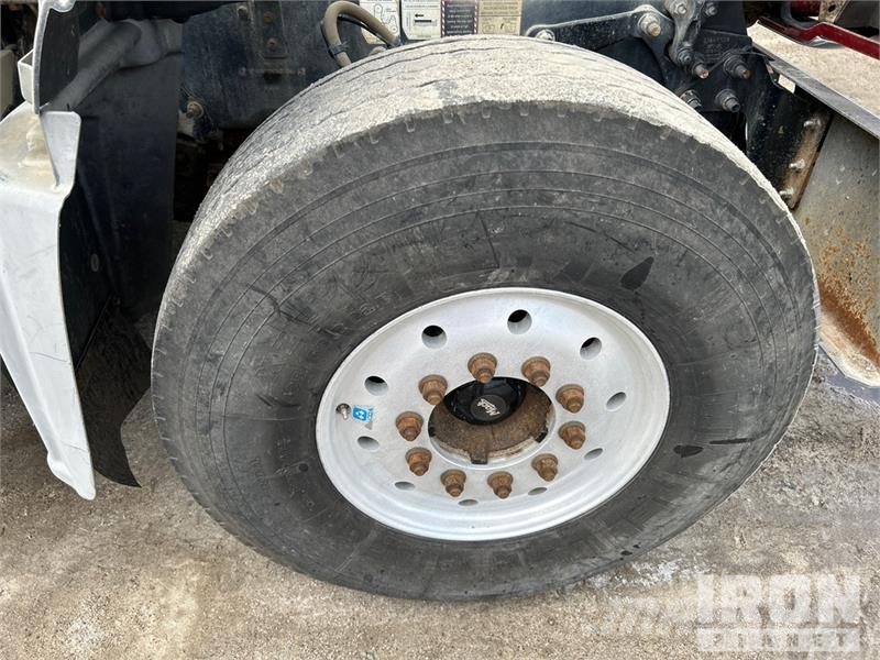 Mack Ultra XL 18 on Mack GU713 12x4 Stone Spreader Tru Stroje na výrobu betónových prefabrikátov