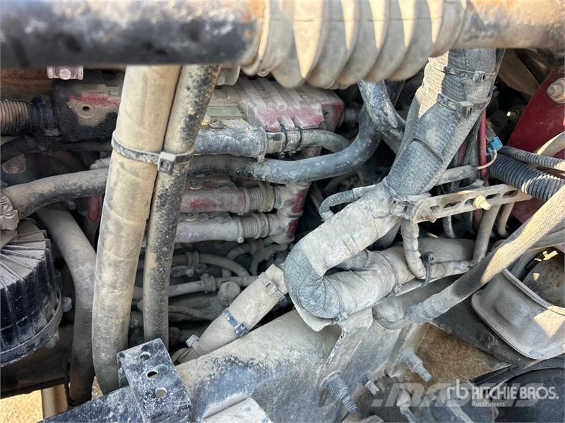 Mack Ultra XL 18 on Mack GU713 12x4 Stone Spreader Tru Stroje na výrobu betónových prefabrikátov