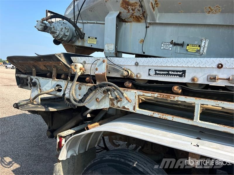 Mack Ultra XL 18 on Mack GU713 12x4 Stone Spreader Tru Stroje na výrobu betónových prefabrikátov
