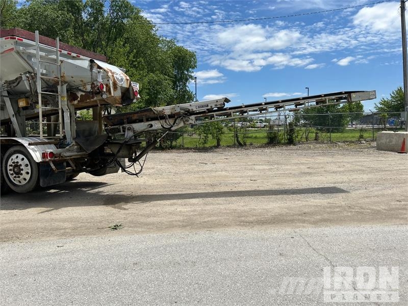Mack Ultra XL 18 on Mack GU713 12x4 Stone Spreader Tru Stroje na výrobu betónových prefabrikátov