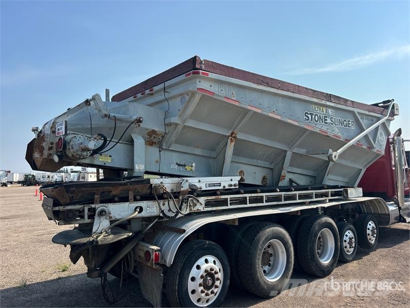 Mack Ultra XL 18 on Mack GU713 12x4 Stone Spreader Tru Stroje na výrobu betónových prefabrikátov