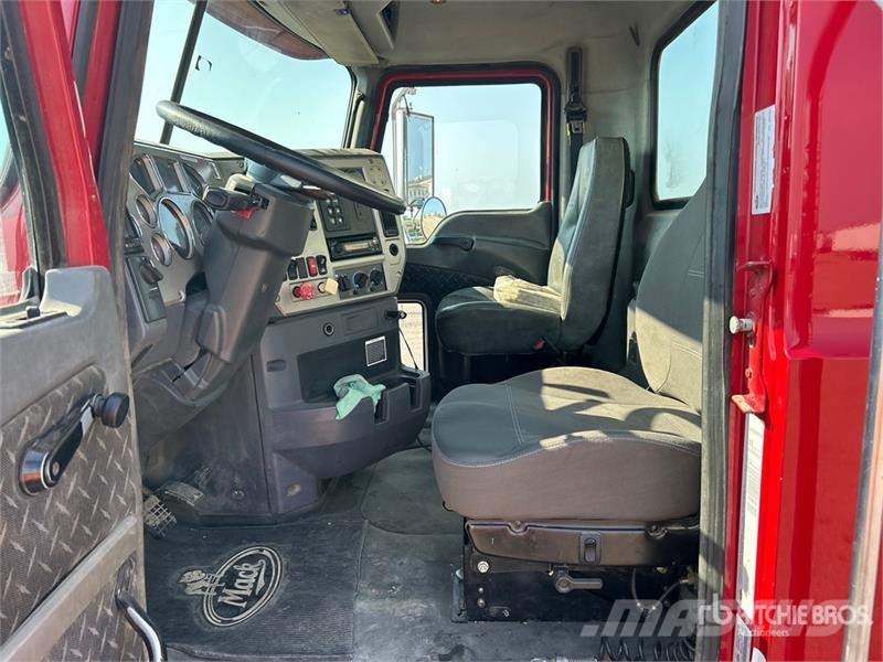 Mack Ultra XL 18 on Mack GU713 12x4 Stone Spreader Tru Stroje na výrobu betónových prefabrikátov