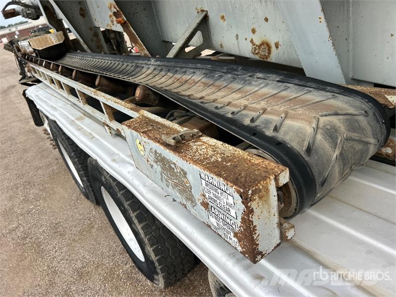 Mack Ultra XL 18 on Mack GU713 12x4 Stone Spreader Tru Stroje na výrobu betónových prefabrikátov