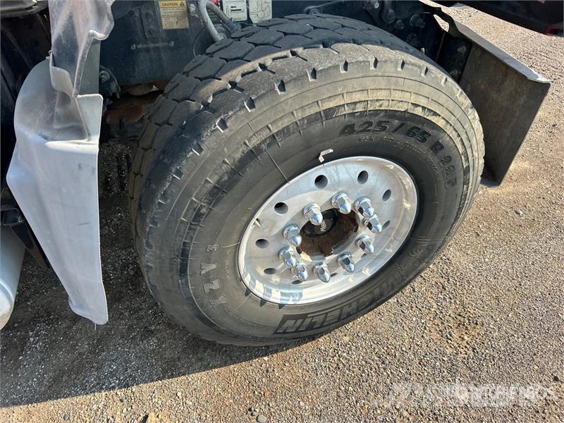 Mack Ultra XL 18 on Mack GU713 12x4 Stone Spreader Tru Stroje na výrobu betónových prefabrikátov