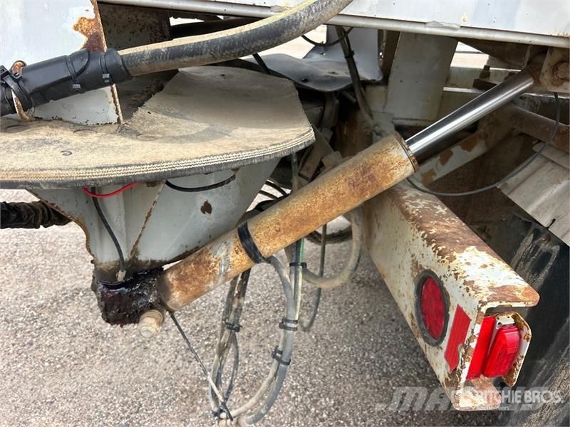 Mack Ultra XL 18 on Mack GU713 12x4 Stone Spreader Tru Stroje na výrobu betónových prefabrikátov