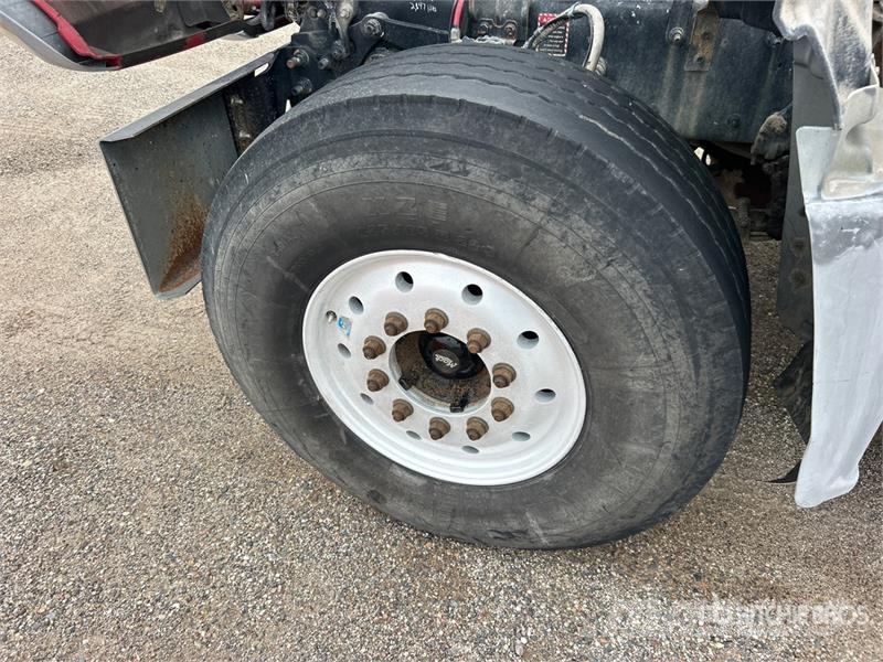 Mack Ultra XL 18 on Mack GU713 12x4 Stone Spreader Tru Stroje na výrobu betónových prefabrikátov