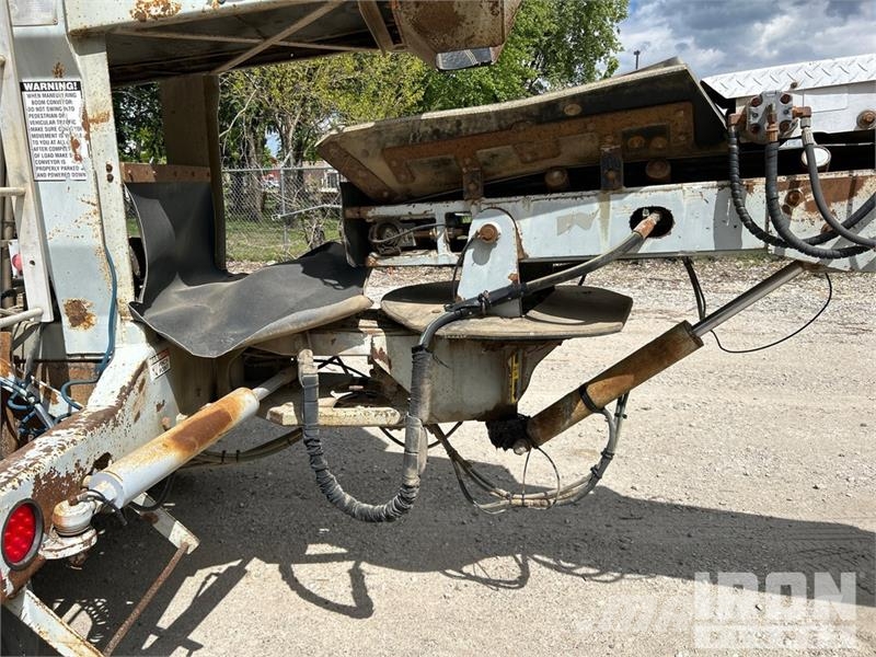 Mack Ultra XL 18 on Mack GU713 12x4 Stone Spreader Tru Stroje na výrobu betónových prefabrikátov
