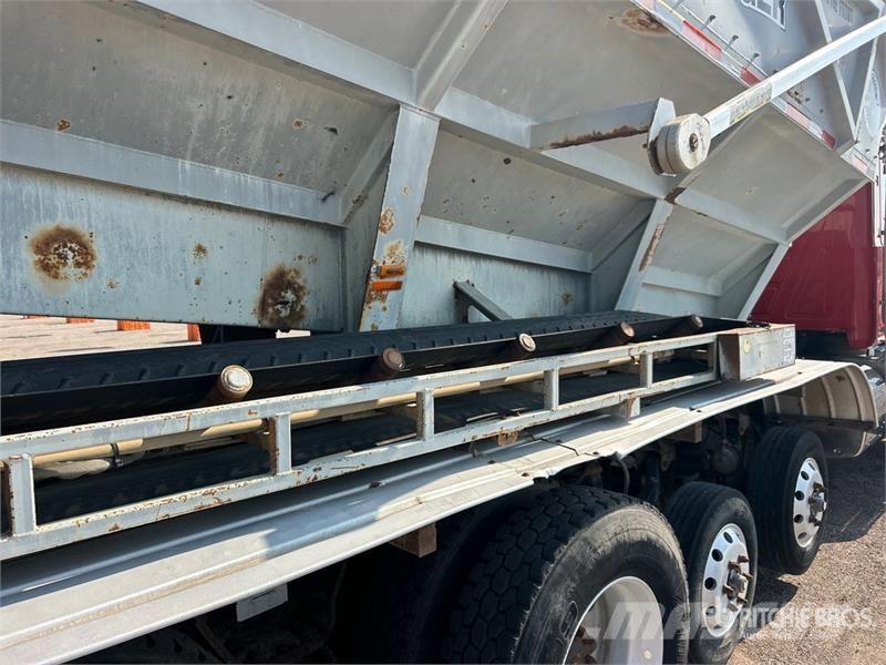 Mack Ultra XL 18 on Mack GU713 12x4 Stone Spreader Tru Stroje na výrobu betónových prefabrikátov