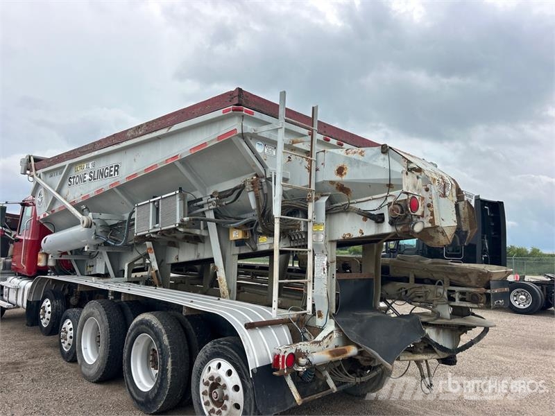 Mack Ultra XL 18 on Mack GU713 12x4 Stone Spreader Tru Stroje na výrobu betónových prefabrikátov