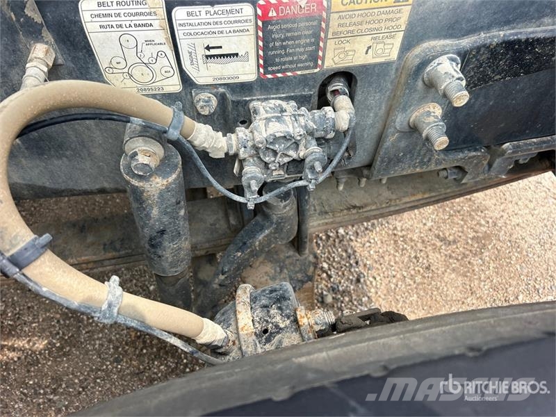 Mack Ultra XL 18 on Mack GU713 12x4 Stone Spreader Tru Stroje na výrobu betónových prefabrikátov