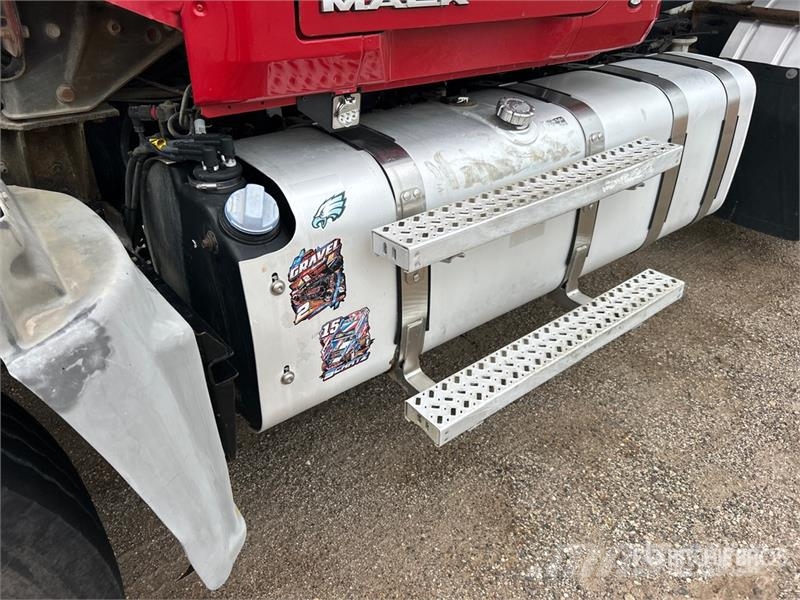 Mack Ultra XL 18 on Mack GU713 12x4 Stone Spreader Tru Stroje na výrobu betónových prefabrikátov