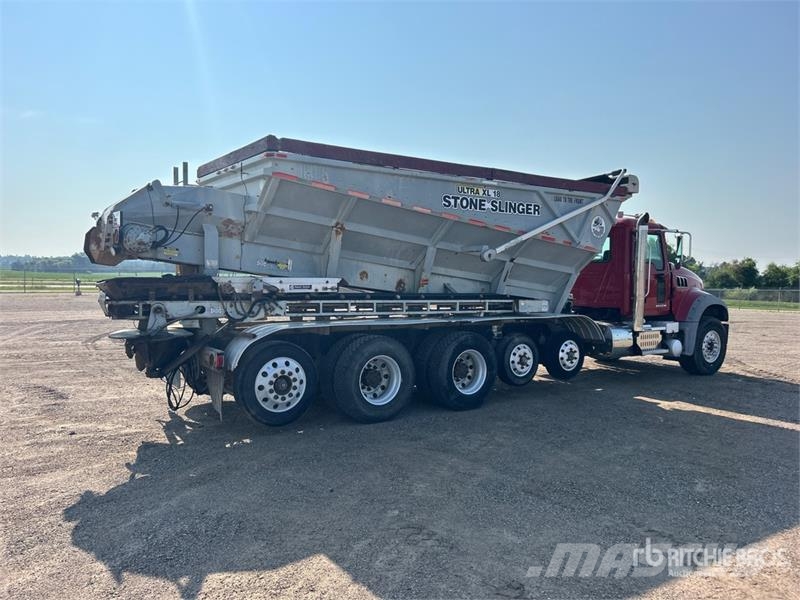 Mack Ultra XL 18 on Mack GU713 12x4 Stone Spreader Tru Stroje na výrobu betónových prefabrikátov
