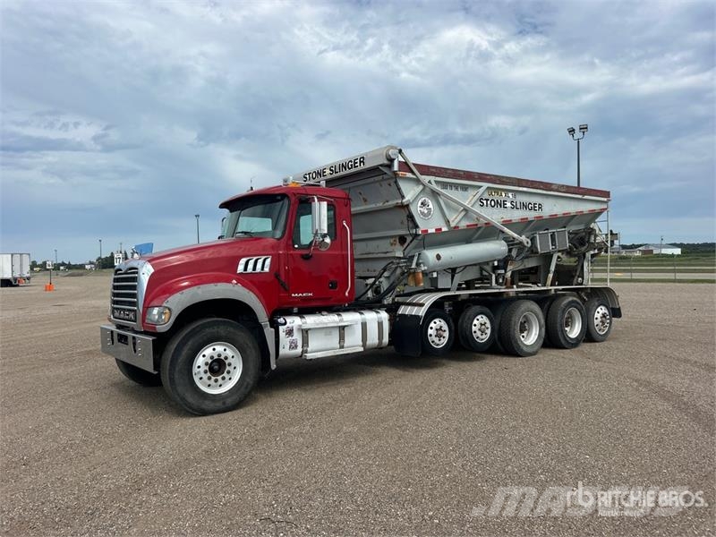 Mack Ultra XL 18 on Mack GU713 12x4 Stone Spreader Tru Stroje na výrobu betónových prefabrikátov