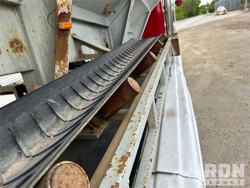 Mack Ultra XL 18 on Mack GU713 12x4 Stone Spreader Tru Stroje na výrobu betónových prefabrikátov