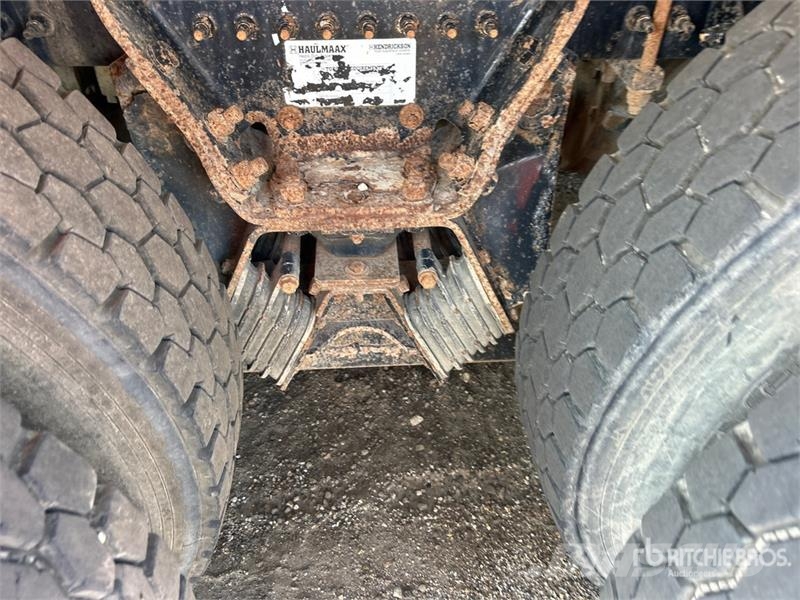 Mack Ultra XL 18 on Mack GU713 12x4 Stone Spreader Tru Stroje na výrobu betónových prefabrikátov