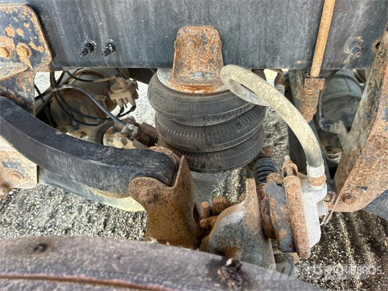 Mack Ultra XL 18 on Mack GU713 12x4 Stone Spreader Tru Stroje na výrobu betónových prefabrikátov