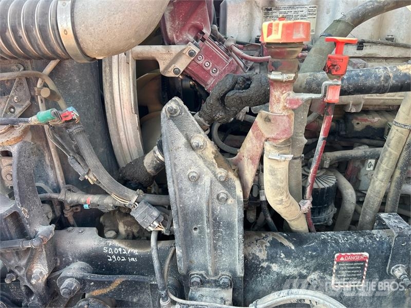 Mack Ultra XL 18 on Mack GU713 12x4 Stone Spreader Tru Stroje na výrobu betónových prefabrikátov