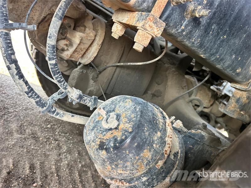 Mack Ultra XL 18 on Mack GU713 12x4 Stone Spreader Tru Stroje na výrobu betónových prefabrikátov