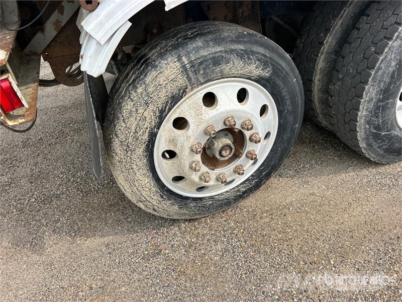 Mack Ultra XL 18 on Mack GU713 12x4 Stone Spreader Tru Stroje na výrobu betónových prefabrikátov