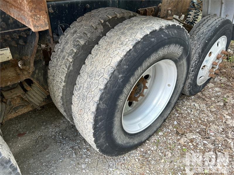 Mack Ultra XL 18 on Mack GU713 12x4 Stone Spreader Tru Stroje na výrobu betónových prefabrikátov