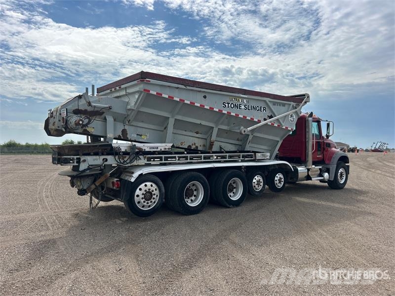 Mack Ultra XL 18 on Mack GU713 12x4 Stone Spreader Tru Stroje na výrobu betónových prefabrikátov