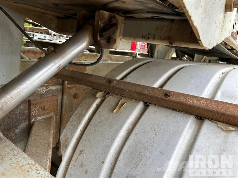 Mack Ultra XL 18 on Mack GU713 12x4 Stone Spreader Tru Stroje na výrobu betónových prefabrikátov