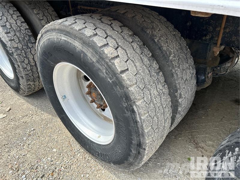 Mack Ultra XL 18 on Mack GU713 12x4 Stone Spreader Tru Stroje na výrobu betónových prefabrikátov