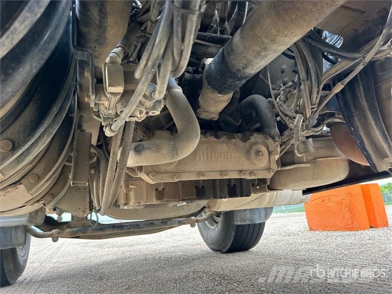 Mack Ultra XL 18 on Mack GU713 12x4 Stone Spreader Tru Stroje na výrobu betónových prefabrikátov