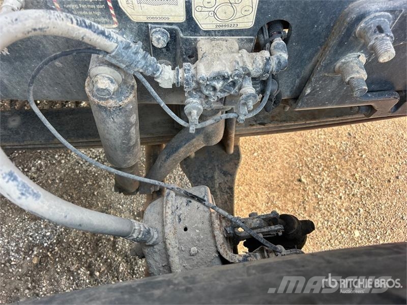Mack Ultra XL 18 on Mack GU713 12x4 Stone Spreader Tru Stroje na výrobu betónových prefabrikátov